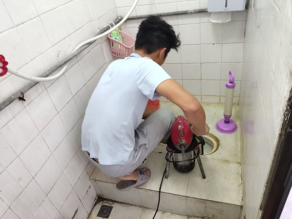 洋浦经济开发区管道堵塞冒臭气 专业师傅现场解决问题