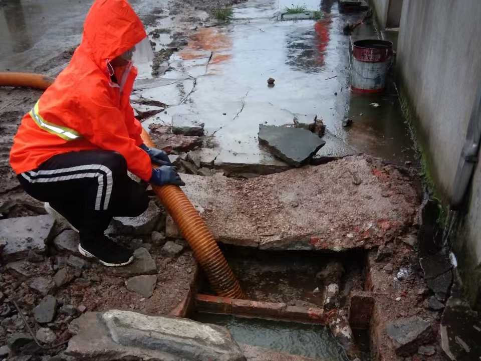 洋浦经济开发区专业清理污水池 炜誉市政以规范流程守护城市 “肠道”