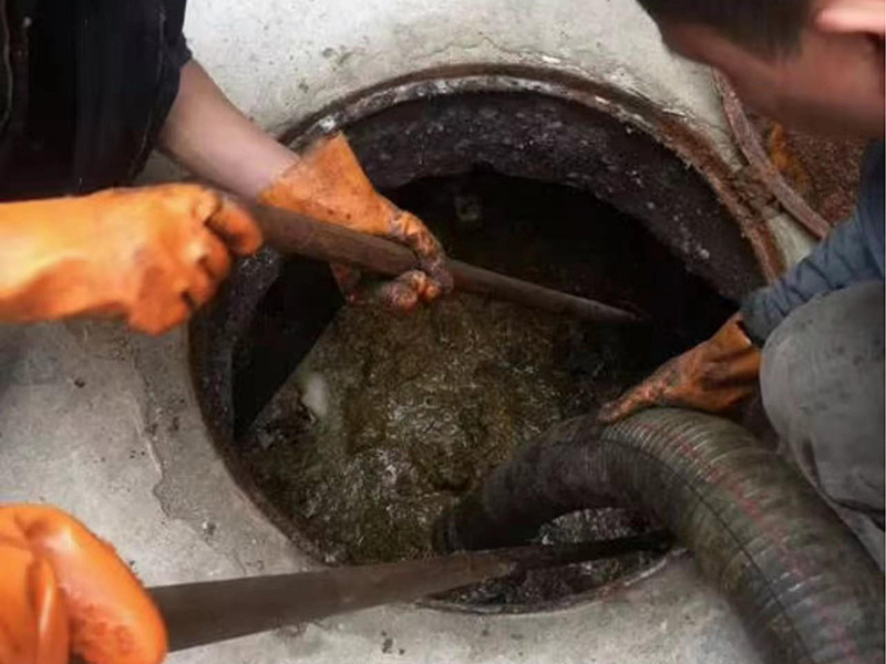 洋浦经济开发区清理化粪池时如何避免沼气的危害？